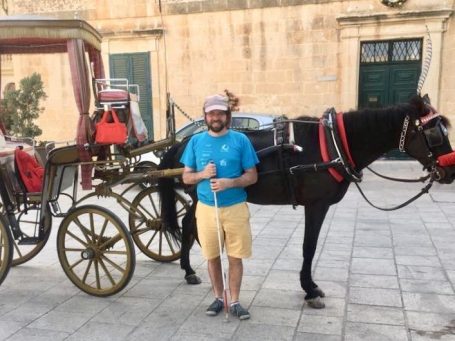 Nico, devant une calèche à La Valette