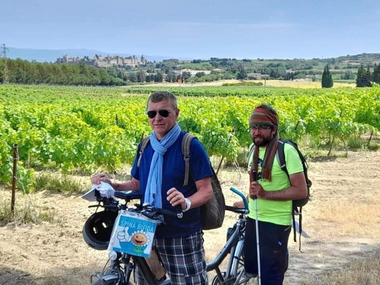 Photo de Nicolas et Michel Franck sur un tandem, au milieu des champs