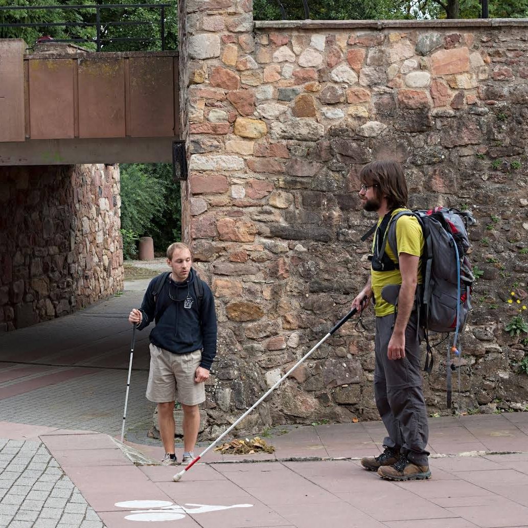 Photo de Cyprien et Nico prise par la photographe Estelle Hoffert dans un village viticole typique