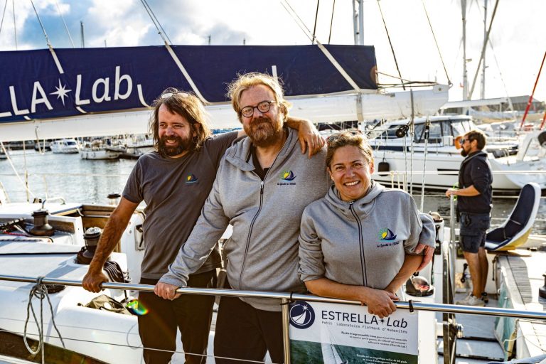 Photo des Spirates Manue, Ben et Nico sur le voilier au départ de Saint Malo