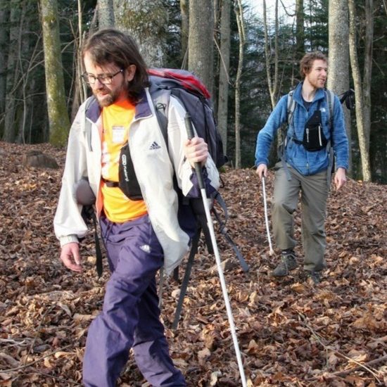 Nicolas Linder randonnant avec Clément Gass, traileur et marathonien aveugle