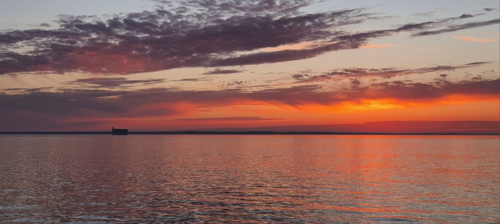 Coucher de soleil très rouge sur l'océan