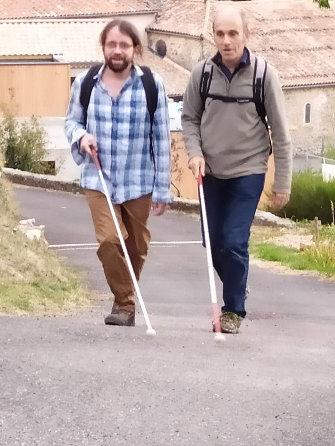 Photo de Nicolas et Jean-Pierre Brouillaud marchant ensemble à Laboule en Ardèche.