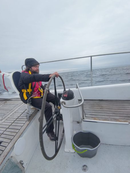 Photo de Nico à la barre de l'Estrella Lab