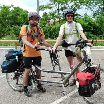 Photo de Julien, un de mes pilotes et moi qui posons avec le tandem et un casque